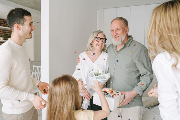 Cadeaux mensuels pour grands-parents : une surprise émouvante