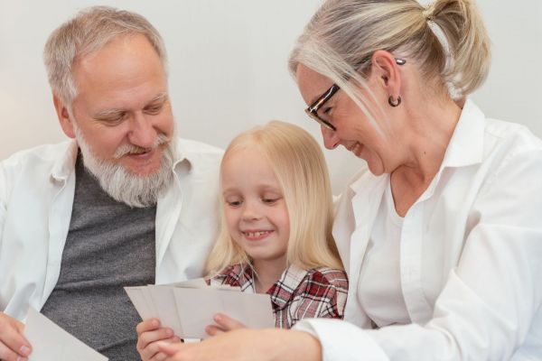 Offrez un abonnement mensuel de souvenirs aux grands-parents !